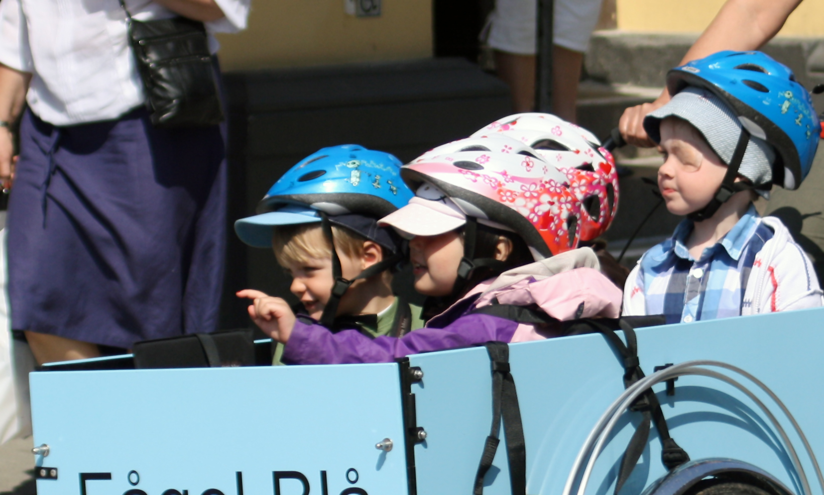 Children sitting in a blue Christiania Long Box